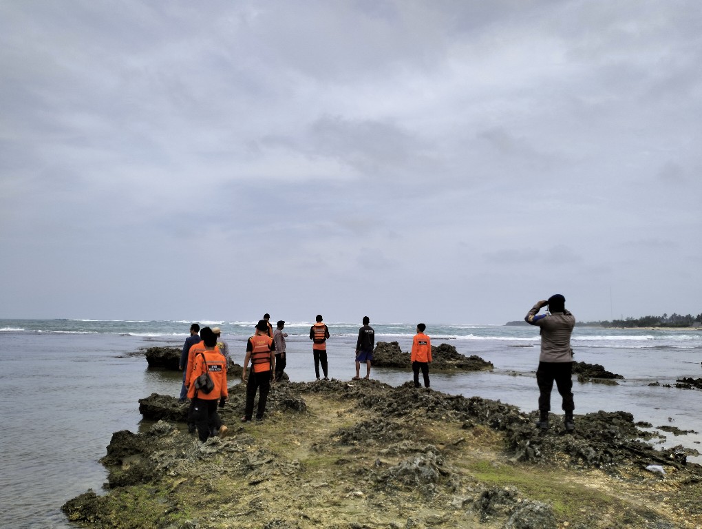 Tim Gabungan Lakukan Pencarian Korban Pemancing Yang Hilang Terseret